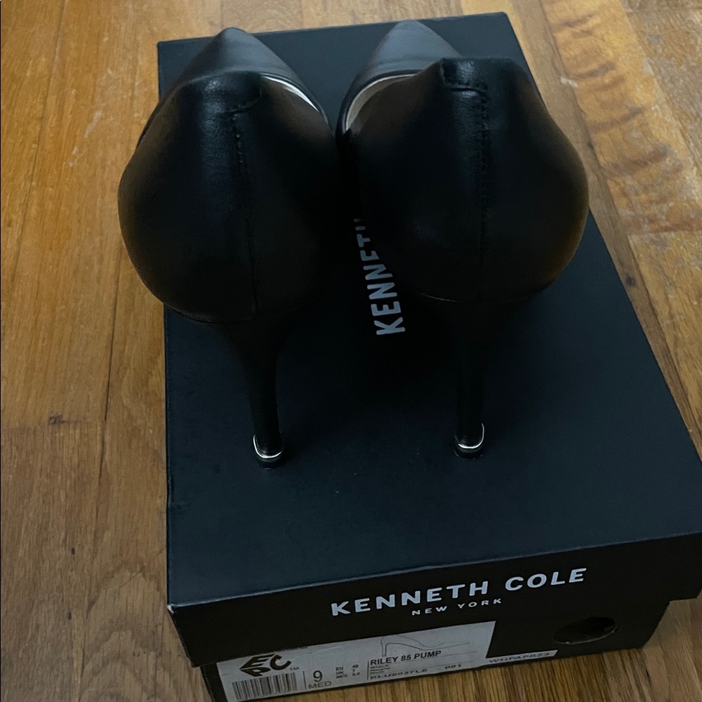 Kenneth Cole Riley Pointed Toe Pump - Picture 3 of 4